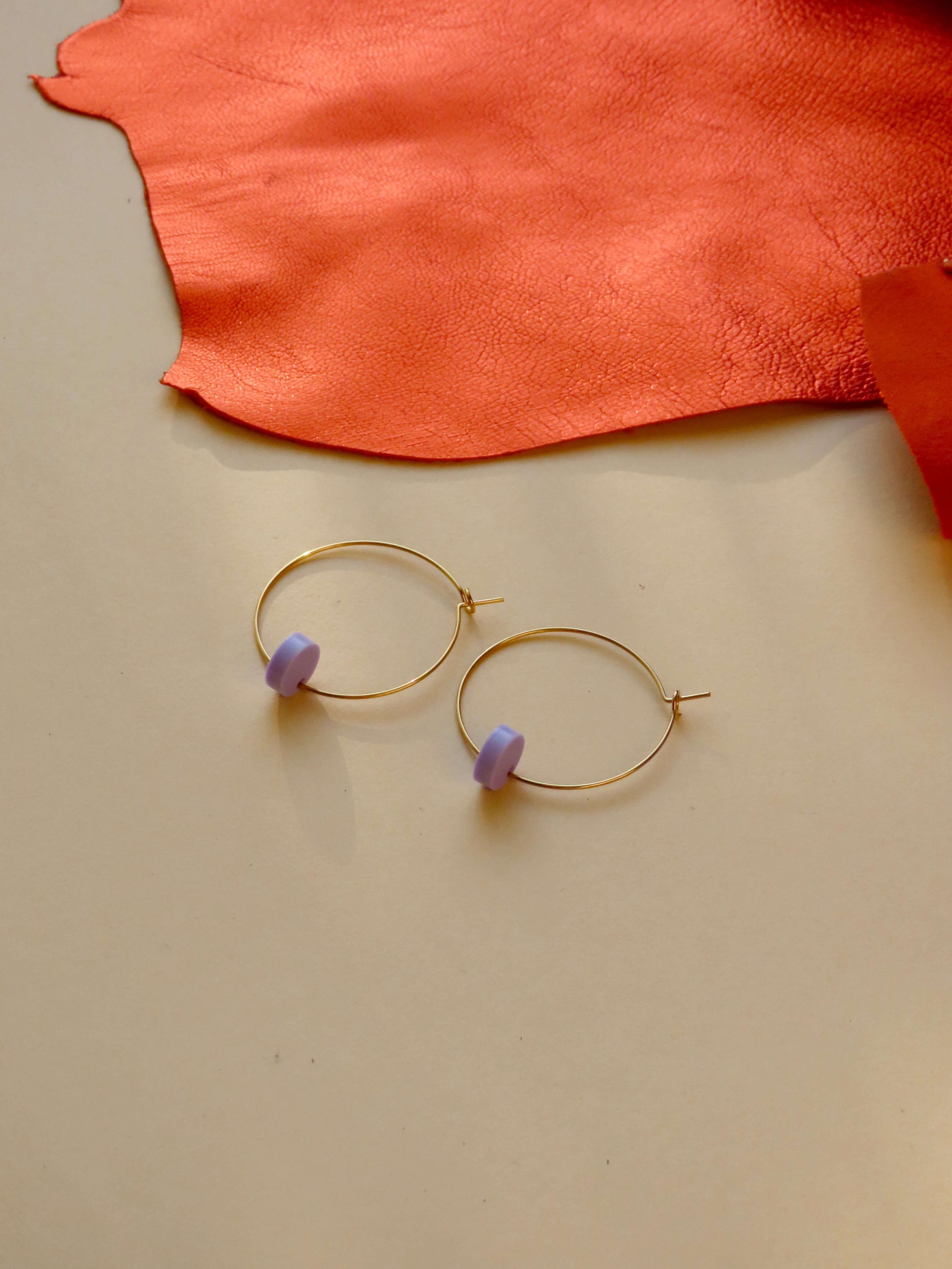 Flieder Dots Hoops aus Edelstahl