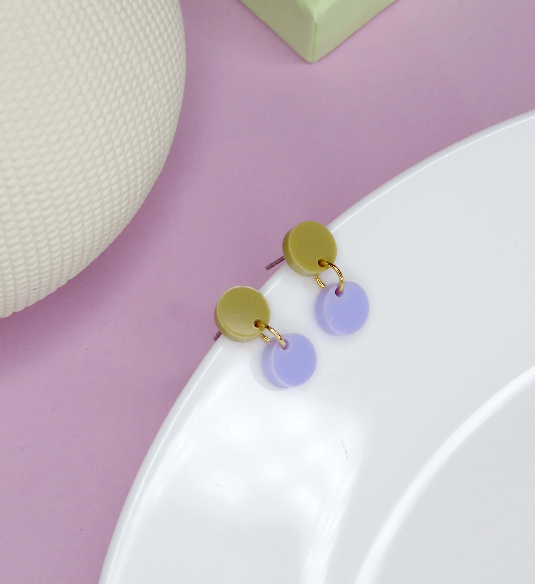 Dotty Acryl Ohrringe in sand flieder