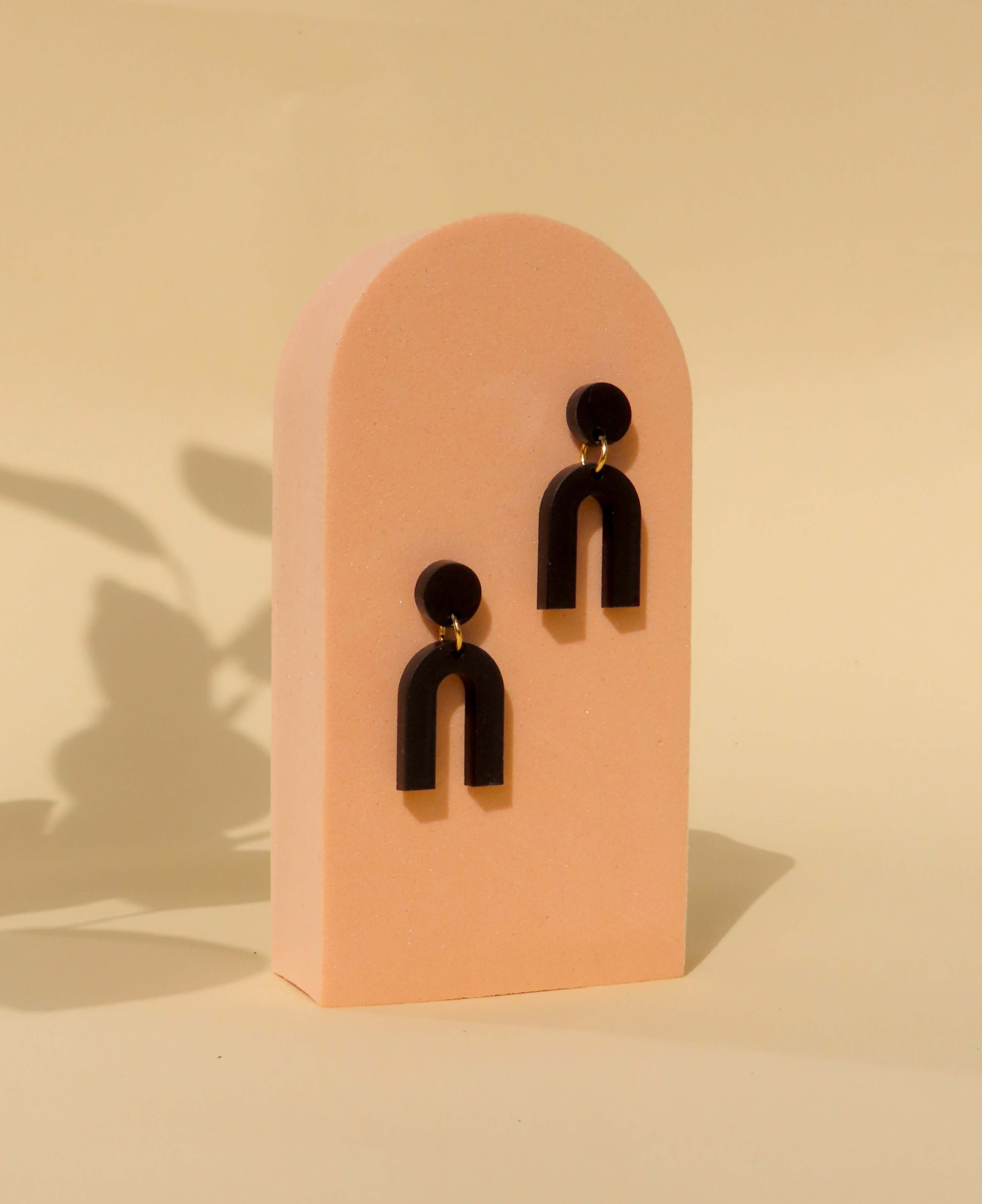 Mini Arch Acryl Ohrringe mit Edelstahlstecker in schwarz