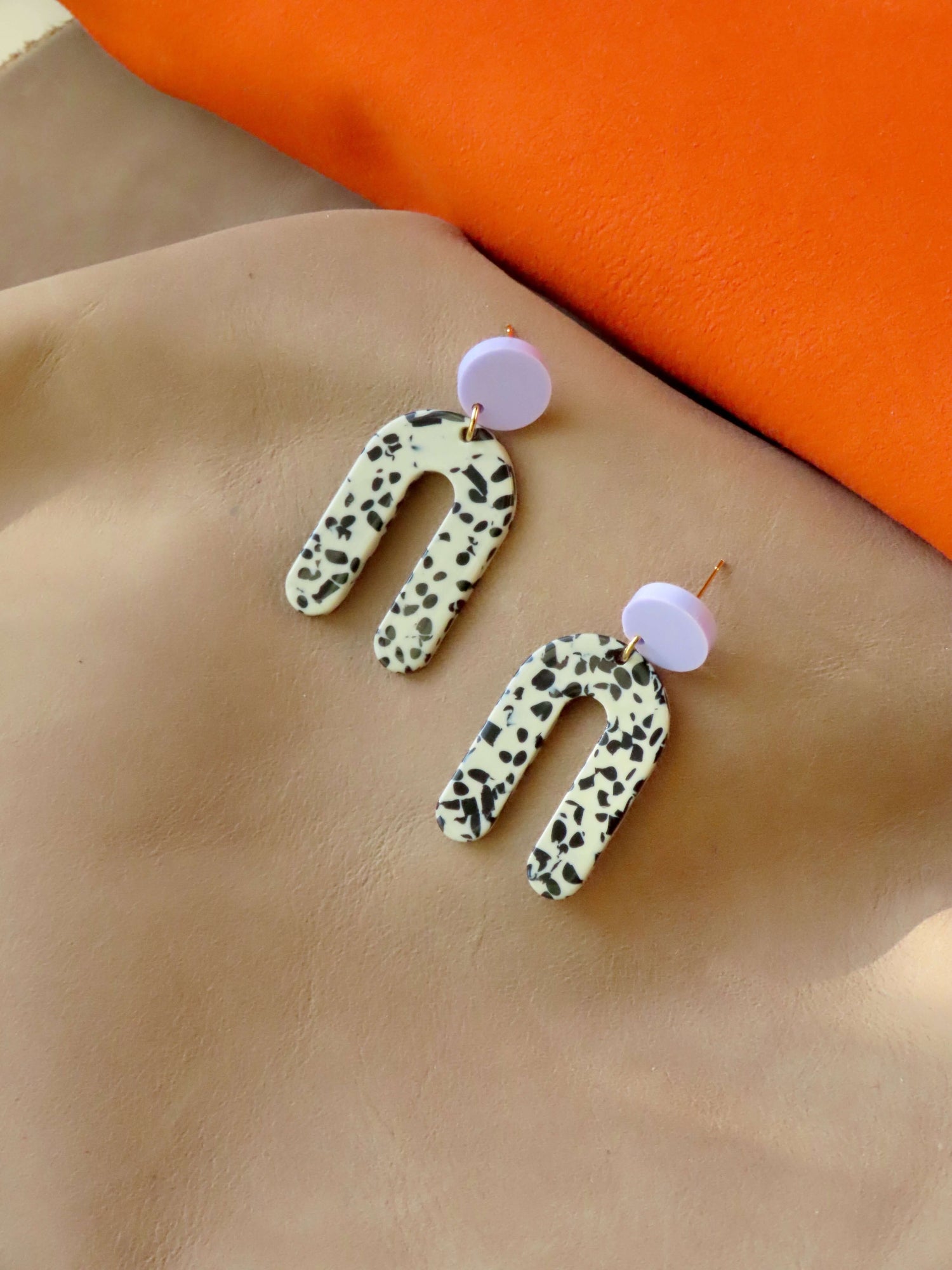 Slim Greige Dots Bogen Statement Ohrringe