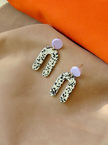 Slim Greige Dots Bogen Statement Ohrringe