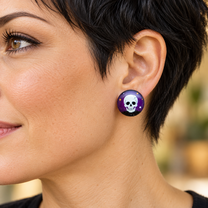 Tragebild: Ohrringe violett mit Totenkopf und Sternen, 20 mm, am Ohr einer Frau.