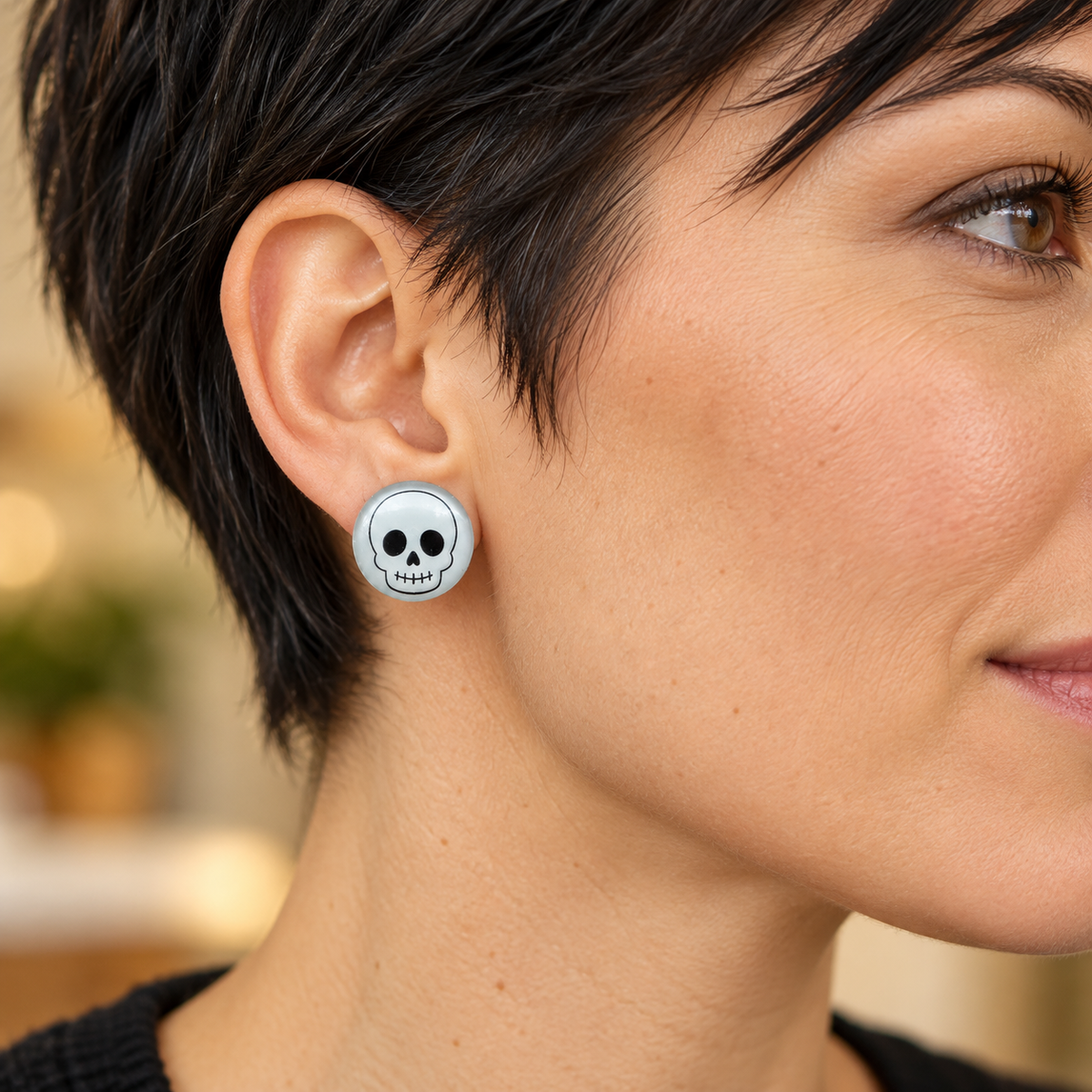 Tragebild: Ohrringe grau mit Totenkopf, 20 mm, am Ohr einer Frau.