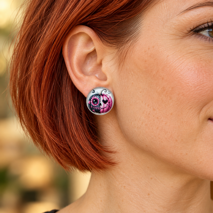 Tragebild: Ohrringe grau mit pink grauem Kürbis, 20 mm, am Ohr einer Frau.