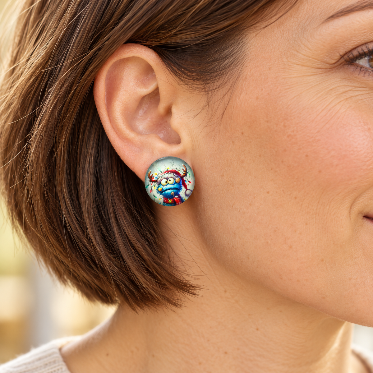 Tragebild: Ohrringe blaues Monster mit Lichterkette und Geweih, 20 mm, am Ohr einer Frau mit braunem Bob.