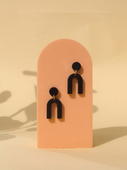 Mini Arch Acryl Ohrringe mit Edelstahlstecker in schwarz