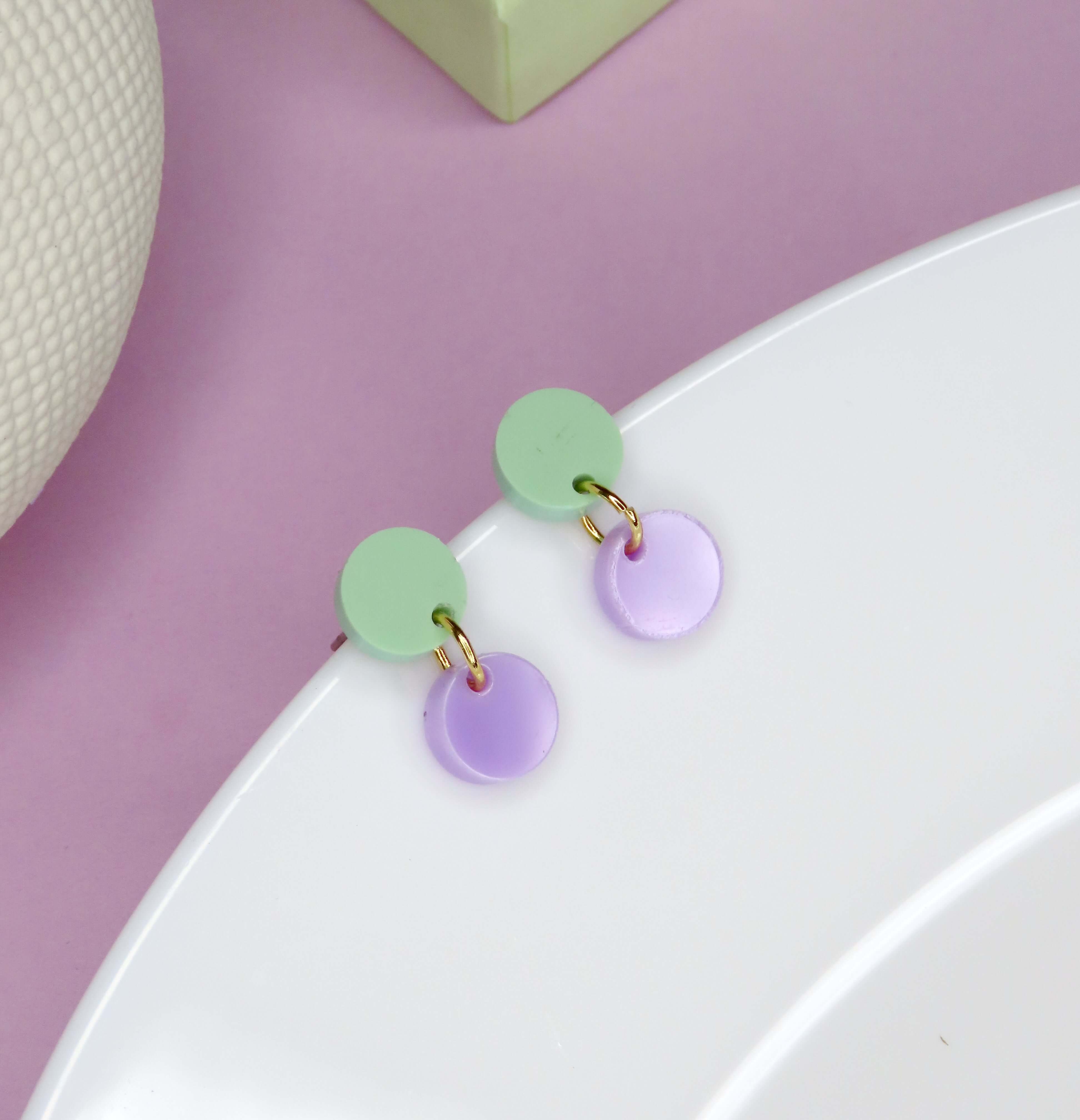 Dotty Acryl Ohrringe in hellgrün flieder