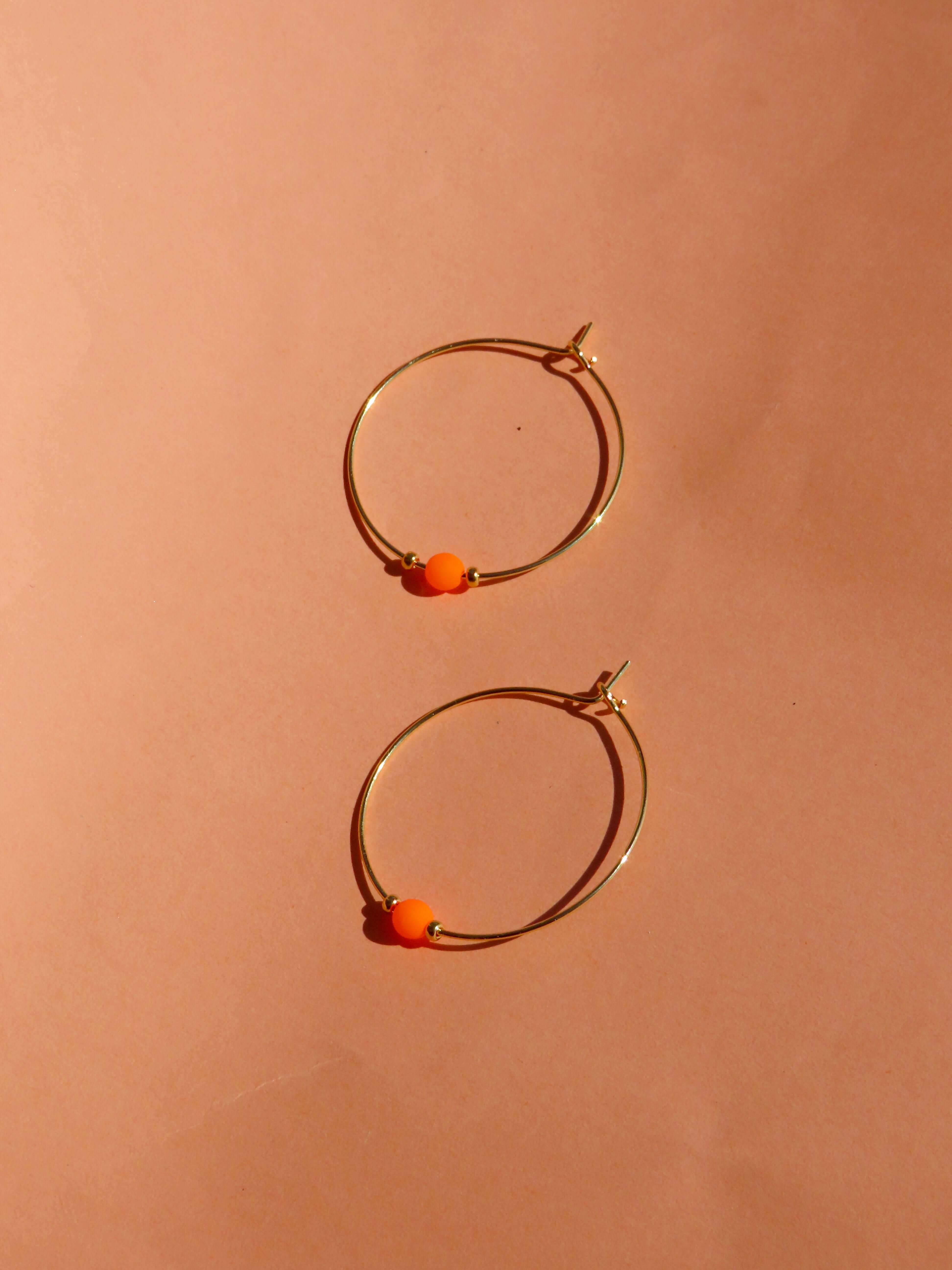 Orange Neon Perle an goldener Edelstahl Creole