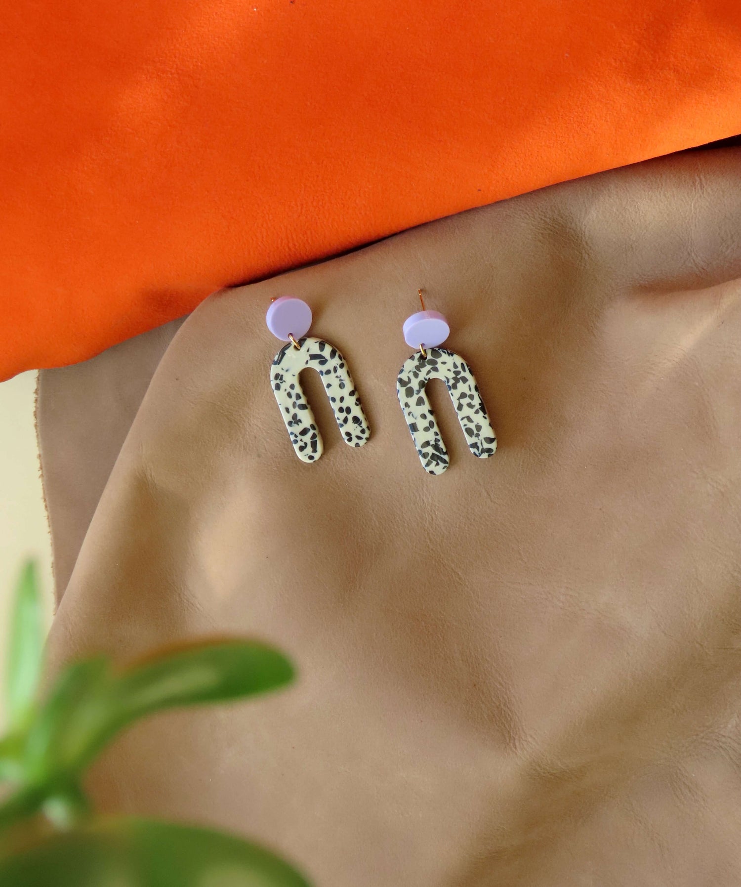 Slim Greige Dots Bogen Statement Ohrringe