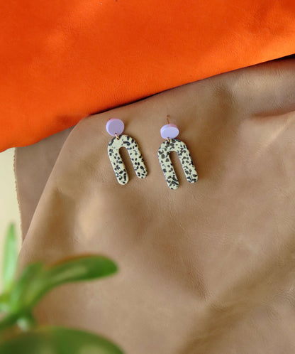 Slim Greige Dots Bogen Statement Ohrringe