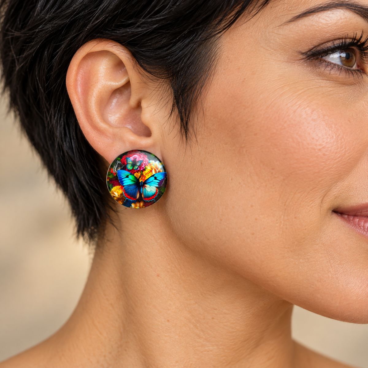 Tragebild Ohrringe bunte Schmetterlinge mit Blumen als 20-mm-Ohrstecker ohne Fassung an einem Model
