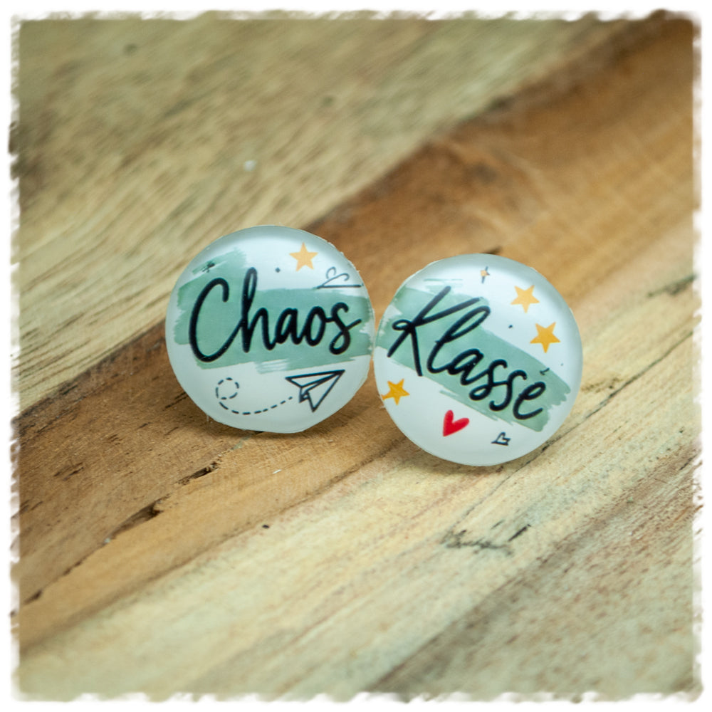 Jackelina Ohrstecker Chaos Klasse mit grünen Pinselstrichen, Sternen und Papierflieger, als Paar auf Holz fotografiert