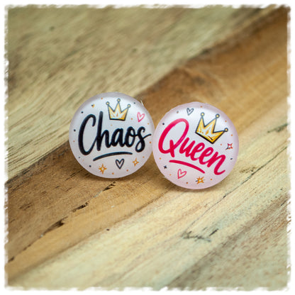 Jackelina Ohrstecker mit Schriftzug Chaos Queen, gelben Kronen und Herzen, als Paar auf Holz fotografiert