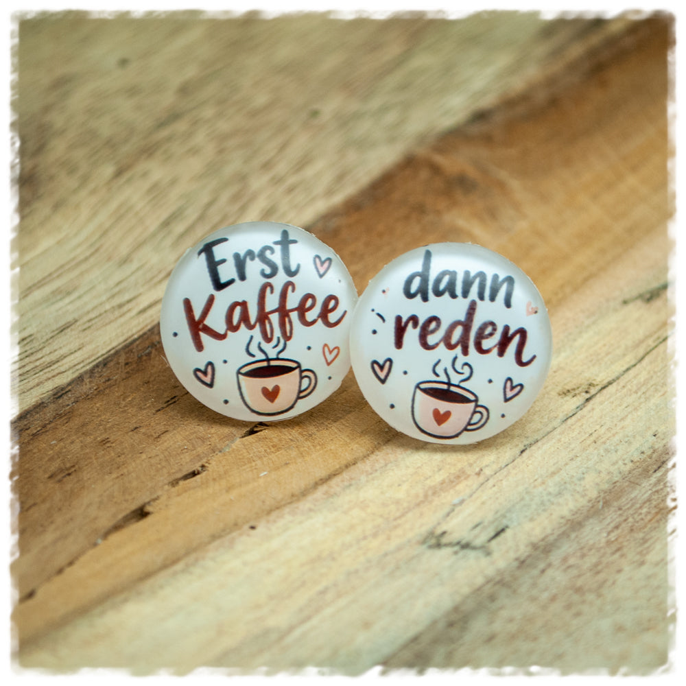 Jackelina Ohrstecker mit Spruch Erst Kaffee dann reden, Kaffeetassen und Herzen, als Paar auf Holz fotografiert