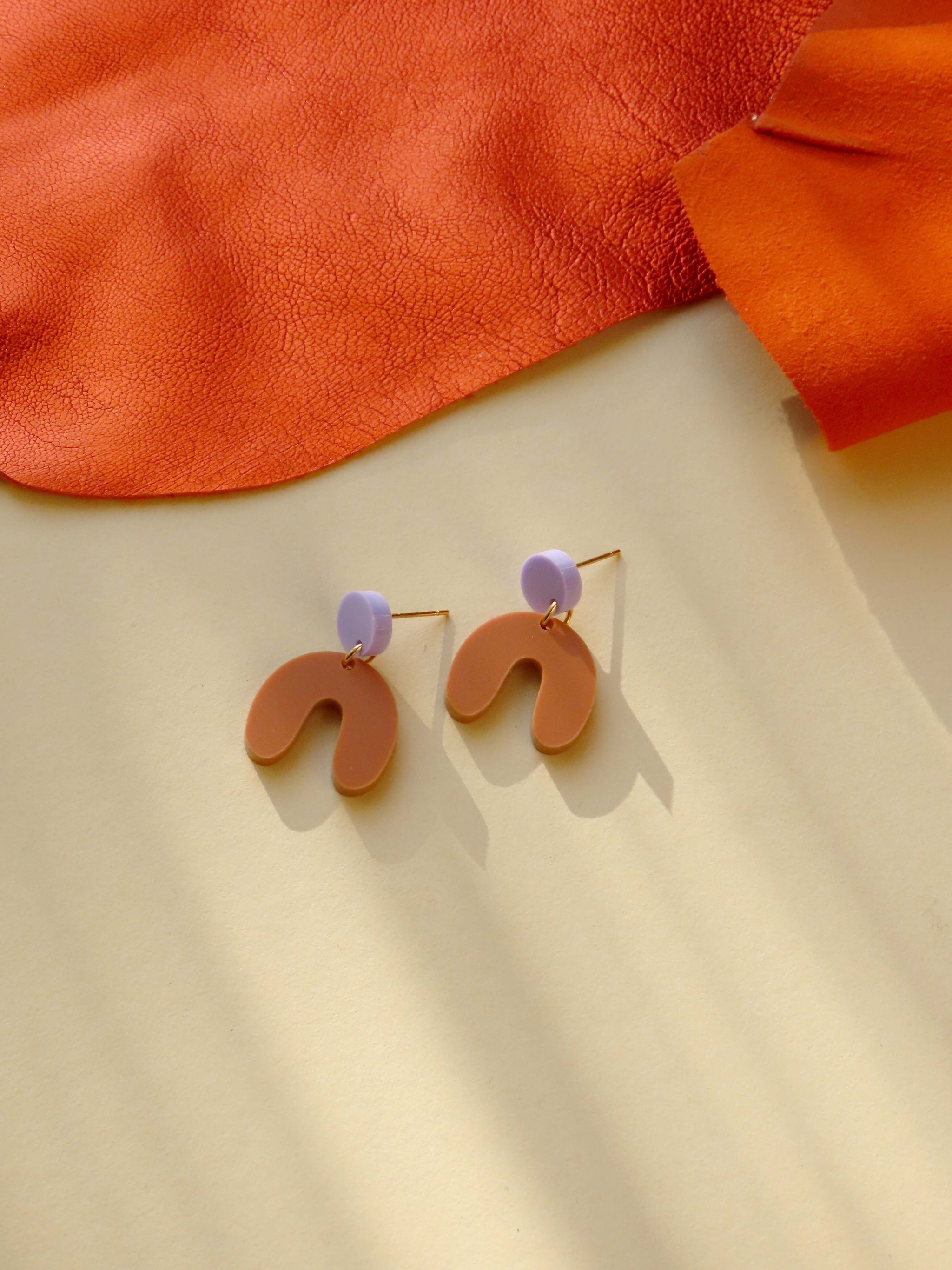 Kleine Flieder Terracotta Arch Bogen Ohrringe