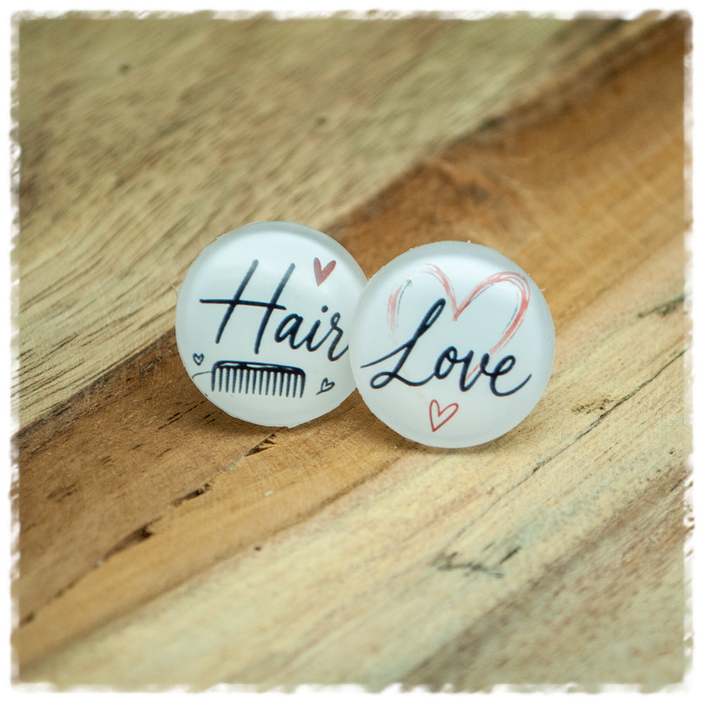 Jackelina Ohrstecker mit Schriftzug Hair Love, Kamm und rosa Herzen, als Paar auf Holz fotografiert