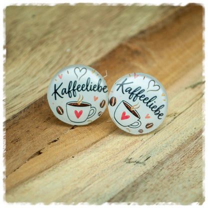 Jackelina Ohrstecker mit Kaffeeliebe mit Kaffeetasse, Kaffeebohnen und Herzen, als Paar auf Holz fotografiert