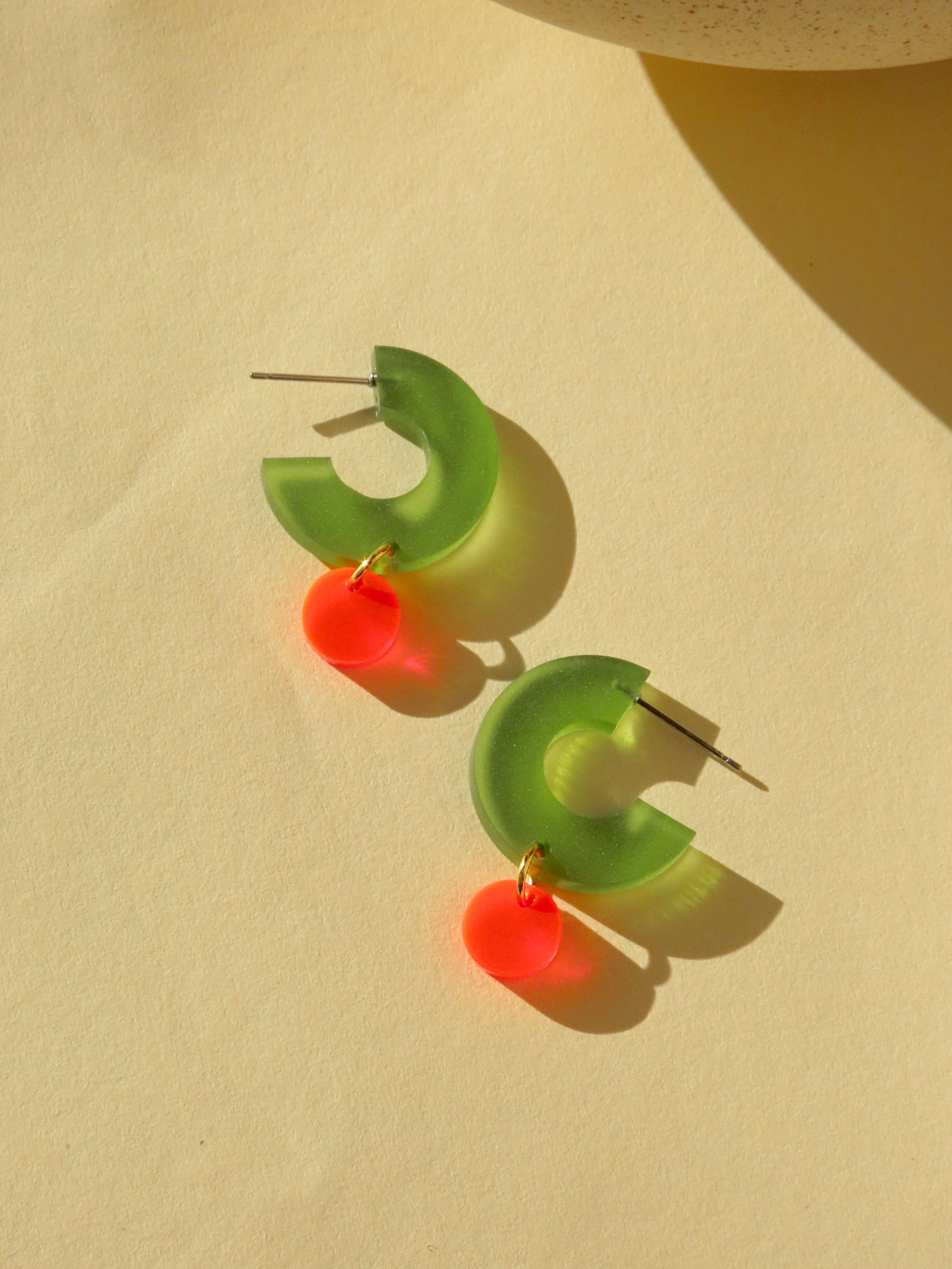 Creolen Silva aus Acryl und Edelstahl in olive und neon orange