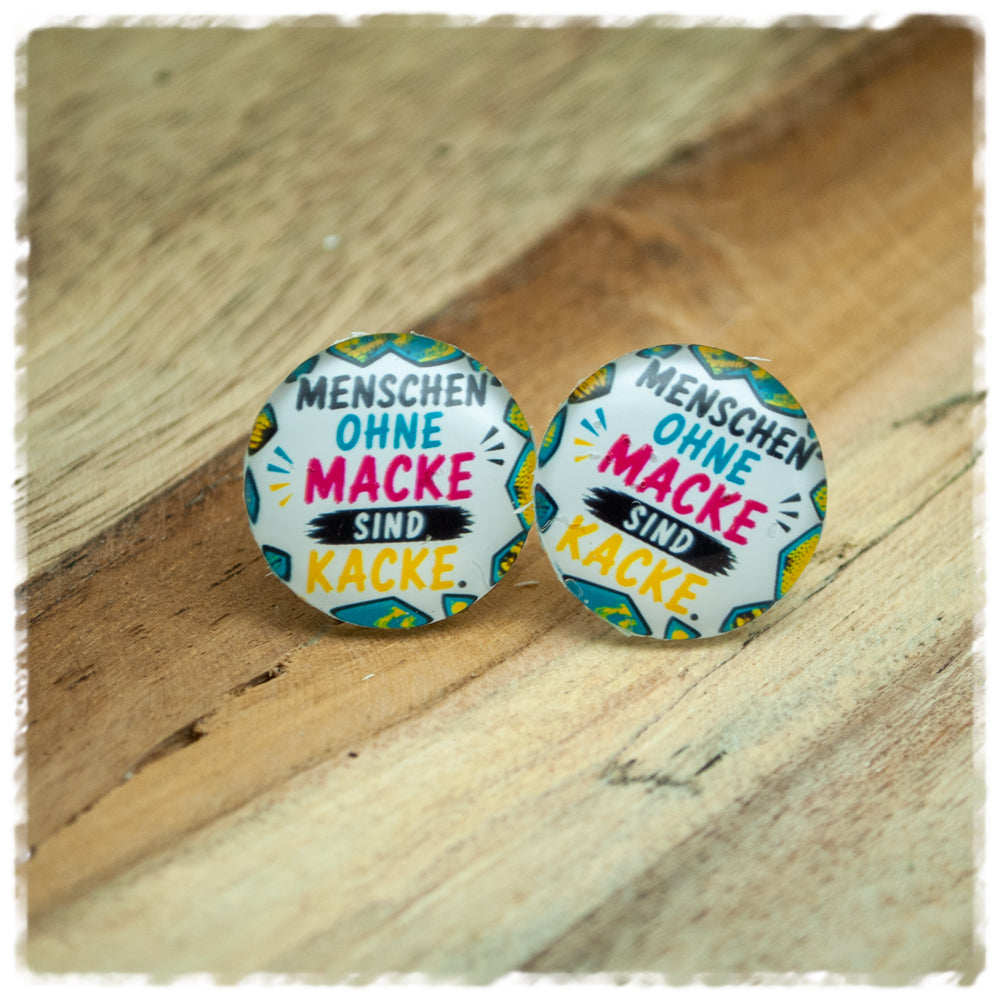 Jackelina Ohrstecker mit buntem Spruch Menschen ohne Macke sind kacke, als Paar auf Holz fotografiert