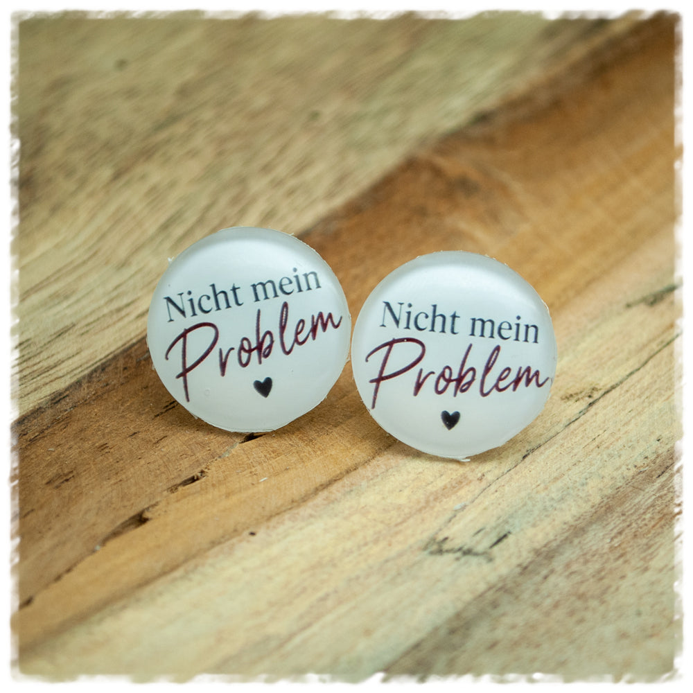 Jackelina Ohrstecker mit Spruch Nicht mein Problem und schwarzem Herz, als Paar auf Holz fotografiert