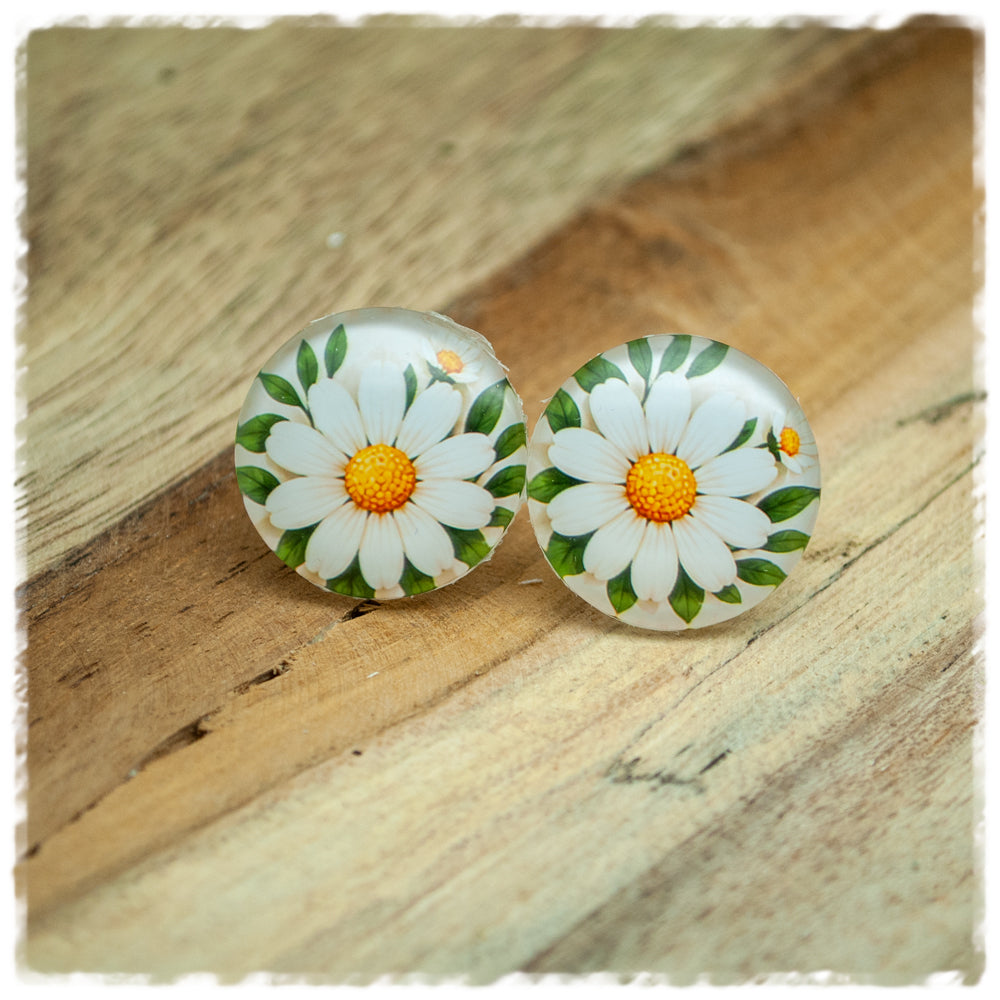 Jackelina Ohrstecker mit weißen Blumen, gelber Blütenmitte und grünen Blättern, als Paar auf Holz fotografiert