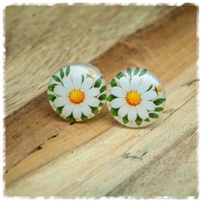 Jackelina Ohrstecker mit weißen Blumen, gelber Blütenmitte und grünen Blättern, als Paar auf Holz fotografiert