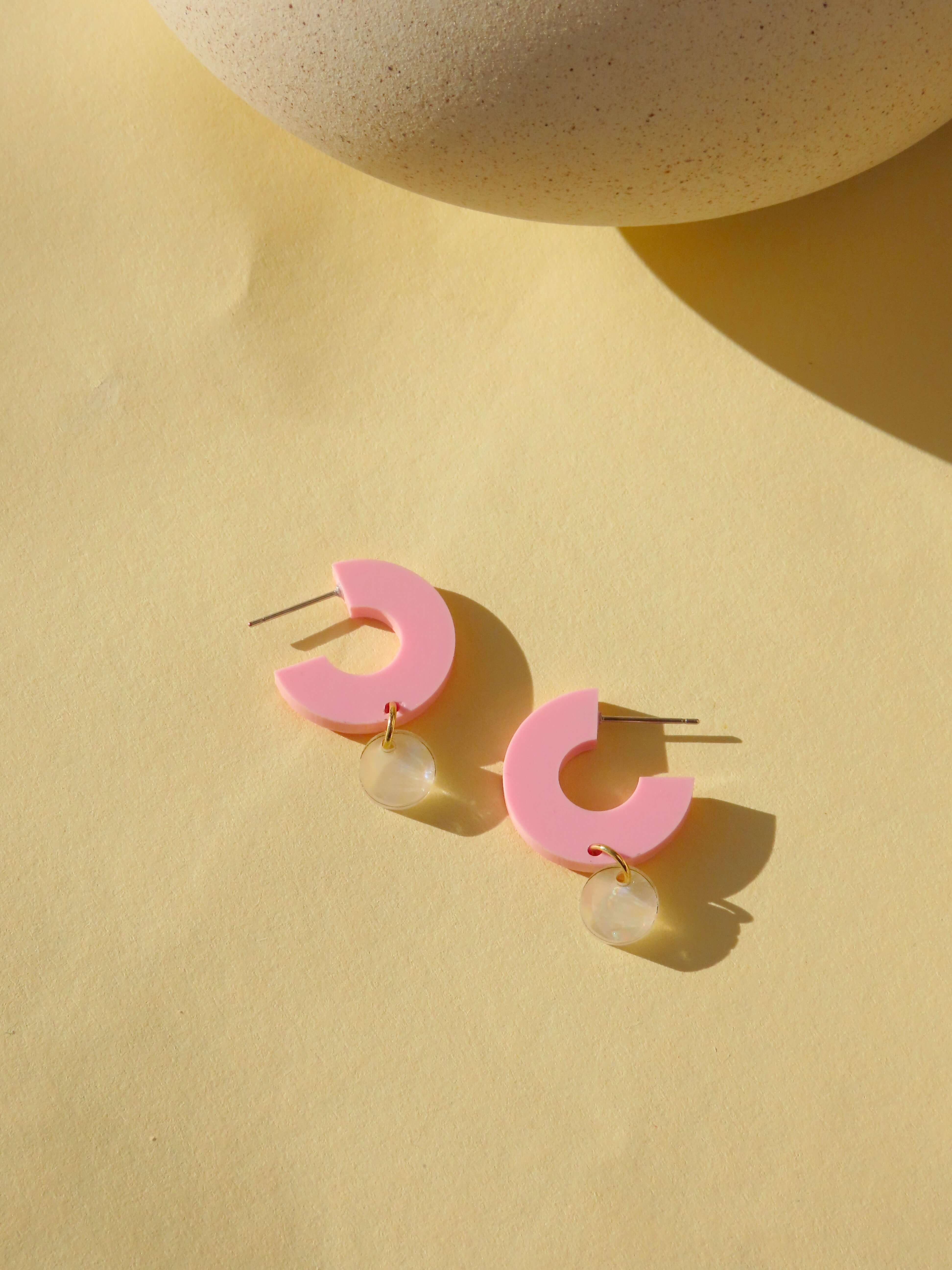 Creolen Silva aus Acryl und Edelstahl in rosa und perlweiß