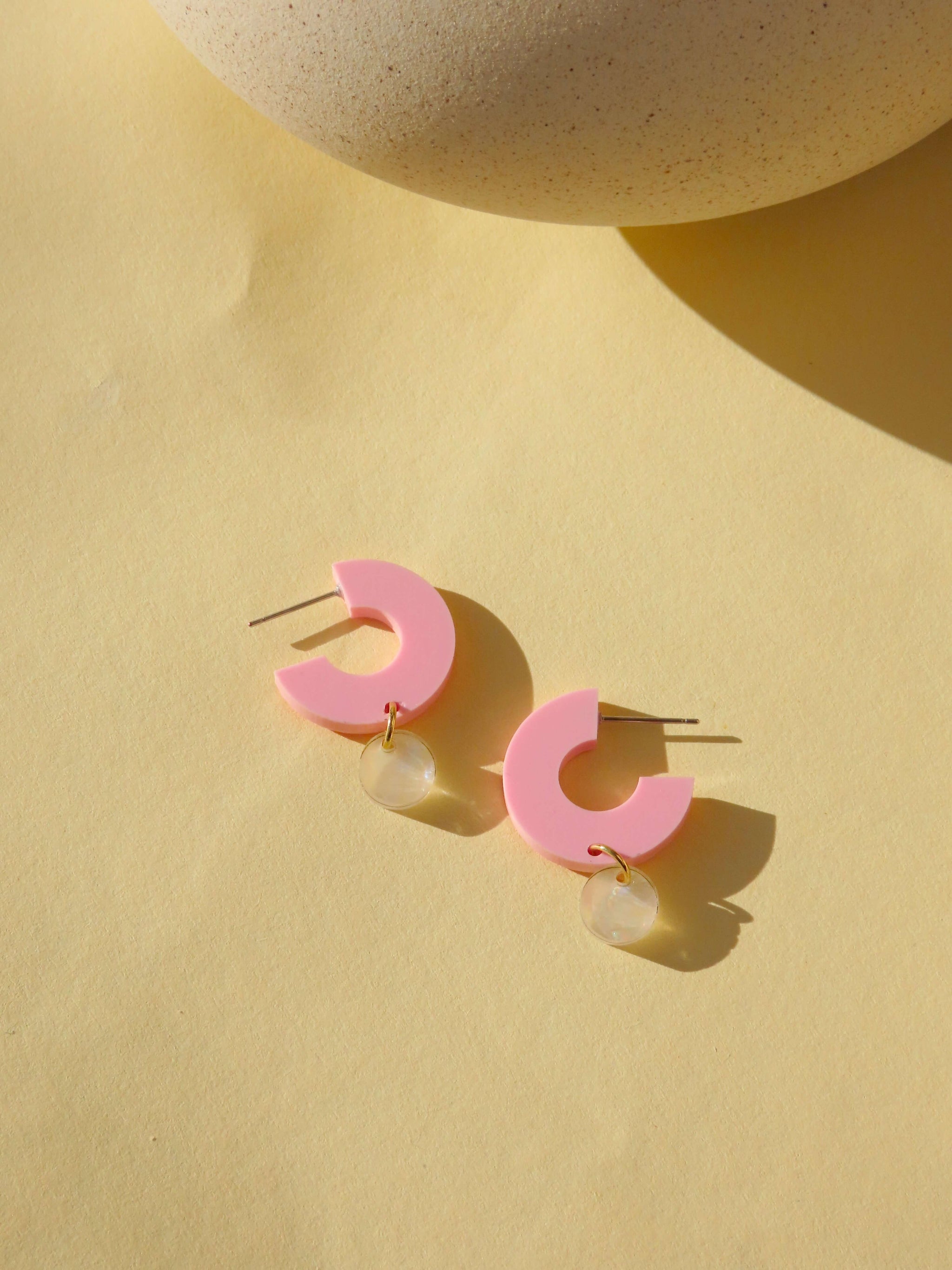 Creolen Silva aus Acryl und Edelstahl in rosa und perlweiß