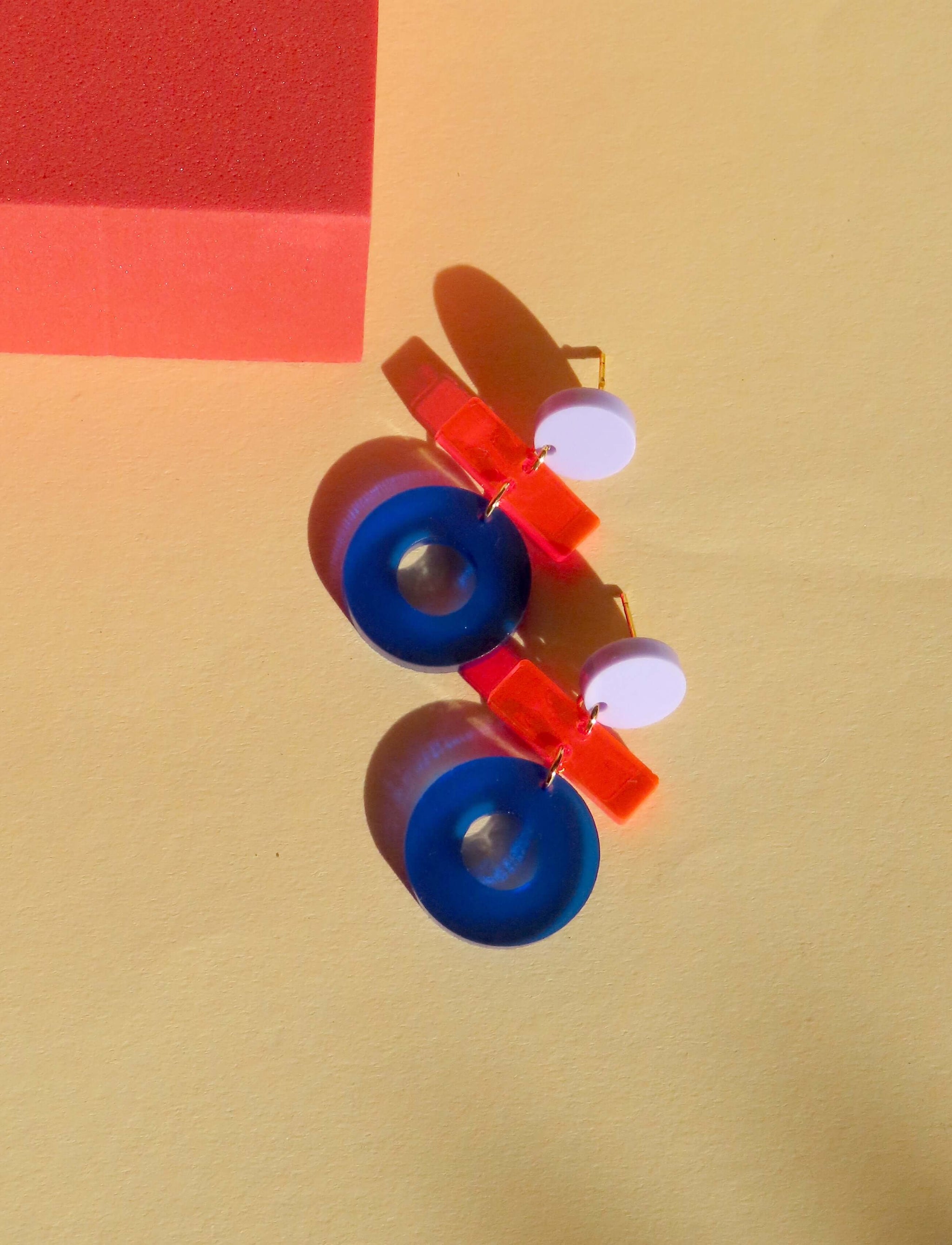 Stop Ohrringe mit Edelstahl Steckern in flieder neon blau