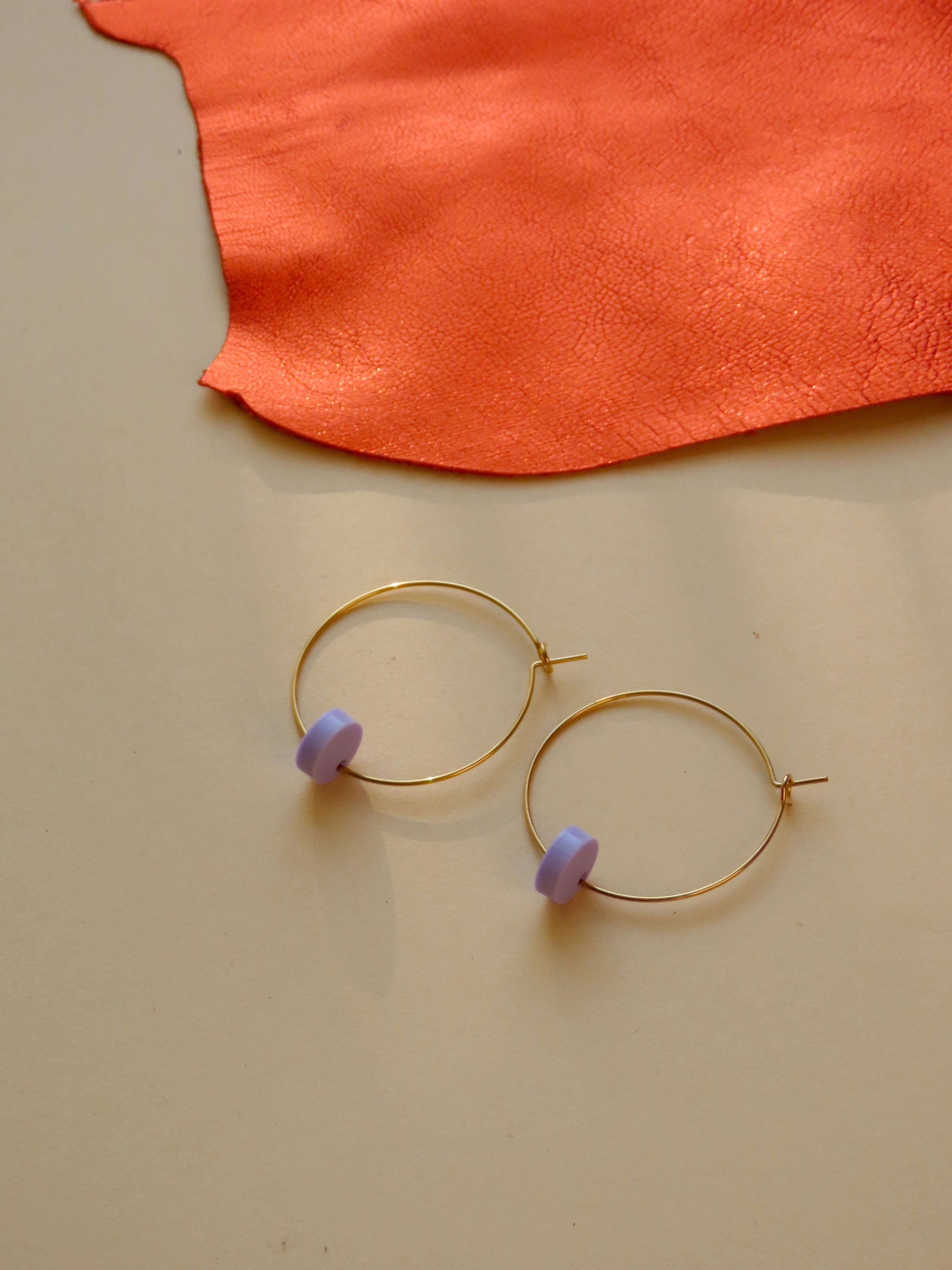 Flieder Dots Hoops aus Edelstahl