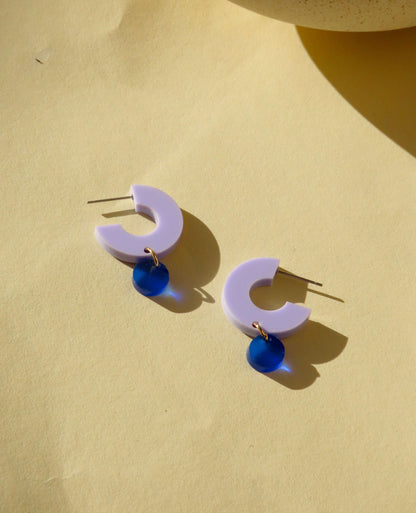 Creolen Silva aus Acryl und Edelstahl in flieder und tiefblau