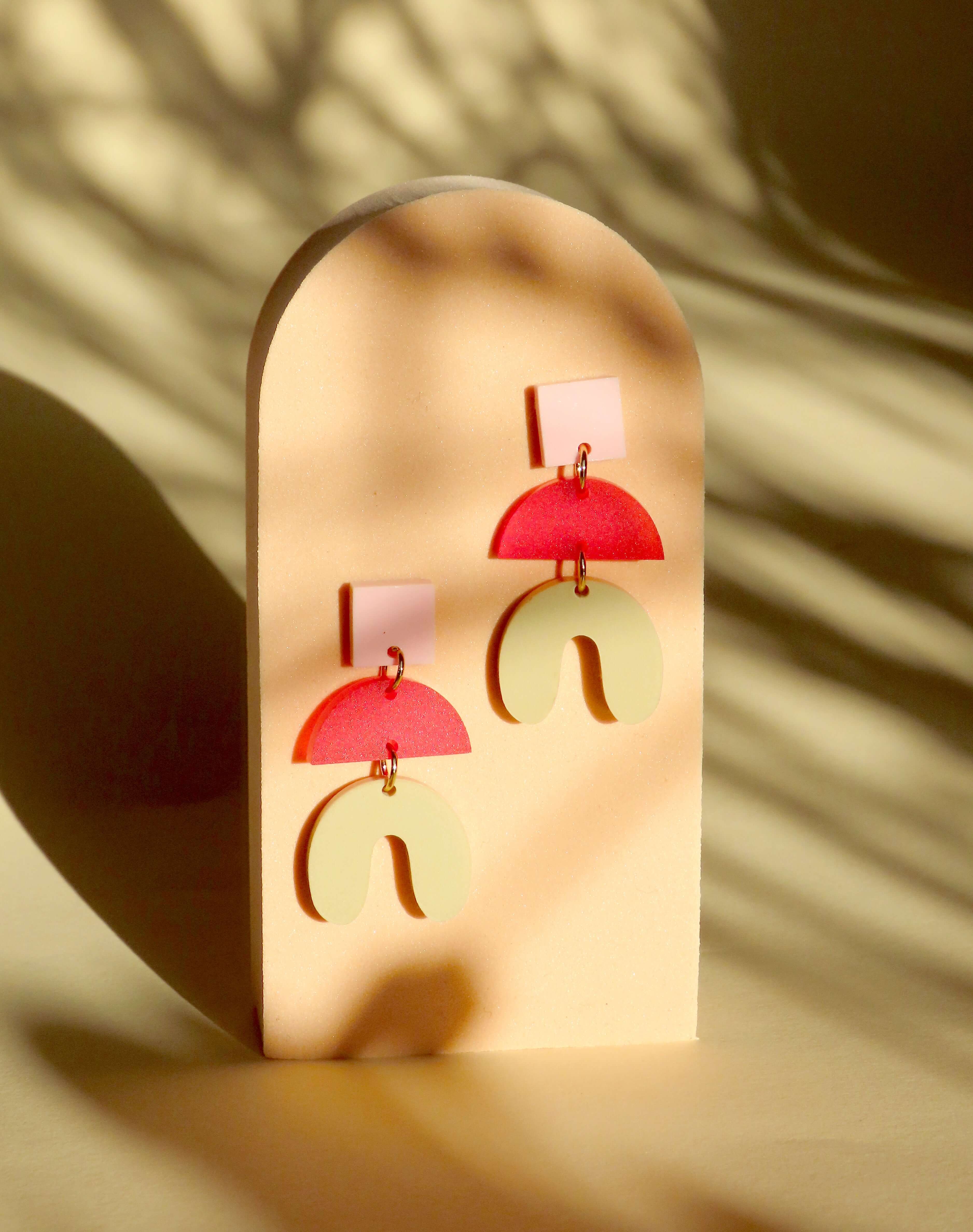 Becca Statement Ohrringe in rosa, rot, beige