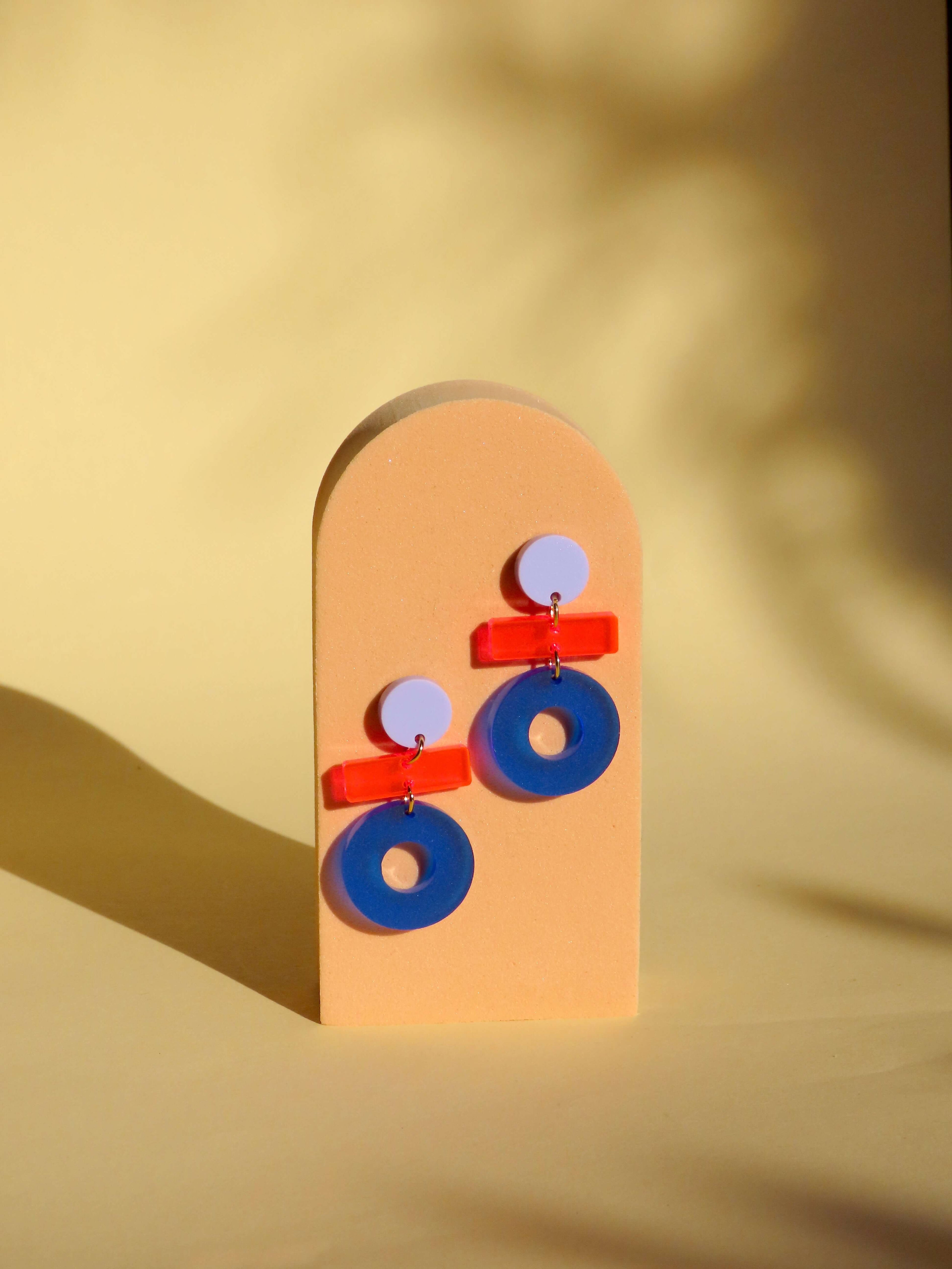 Stop Ohrringe mit Edelstahl Steckern in flieder neon blau